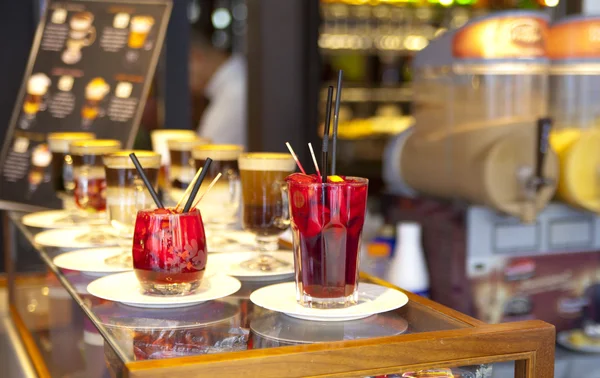 MADRID, SPAIN - MAY 28, 2014: Drinks in  Mercado San Miguel market, famous food market in the centre of Madrid — Stock fotografie