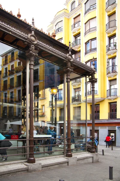 MADRID, SPAGNA - 28 MAGGIO 2014: Mercato Mercado San Miguel, famoso mercato alimentare nel centro di Madrid — Foto Stock