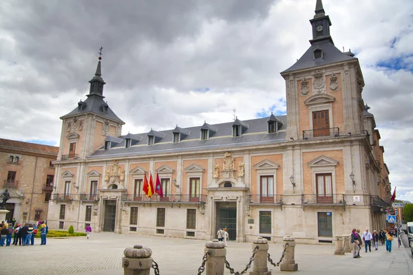 Madrid, spanien - 28. Mai 2014: altes madrid stadtzentrum, belebte straße mit menschen und verkehr — Stockfoto