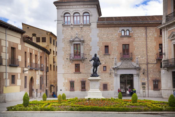 Madrid, Spanje - 28 mei 2014: oude centrum van madrid, drukke straat met mensen en verkeer — Stockfoto