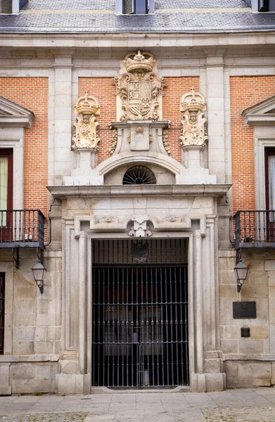 MADRID, ESPAÑA - 28 DE MAYO DE 2014: Centro histórico de Madrid, calle concurrida con gente y tráfico — Foto de Stock