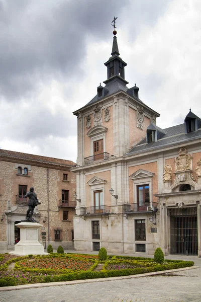 Madrid, Spanje - 28 mei 2014: oude centrum van madrid, drukke straat met mensen en verkeer — Stockfoto