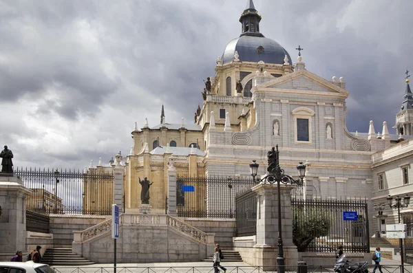 Madrid, spanien - 28. mai 2014: kathedrale santa maria la real de la almudena in madrid, spanien. — Stockfoto