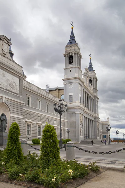 Madrid, Hiszpania - 28 maja 2014: Katedra santa maria la real de la almudena w Madrycie, Hiszpania. — Zdjęcie stockowe