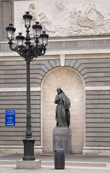 Madrid, Spanje - 28 mei 2014: kathedraal santa maria la real de la almudena in madrid, Spanje. — Stockfoto