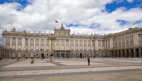 Madrid, Spanien - den 28 maj, 2014: det kungliga slottet i madrid är den officiella residenset för den spanska kungafamiljen på staden madrid — Stockfoto