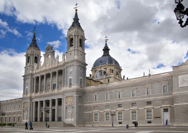 Madrid, Hiszpania - 28 maja 2014: Katedra santa maria la real de la almudena w Madrycie, Hiszpania. — Zdjęcie stockowe