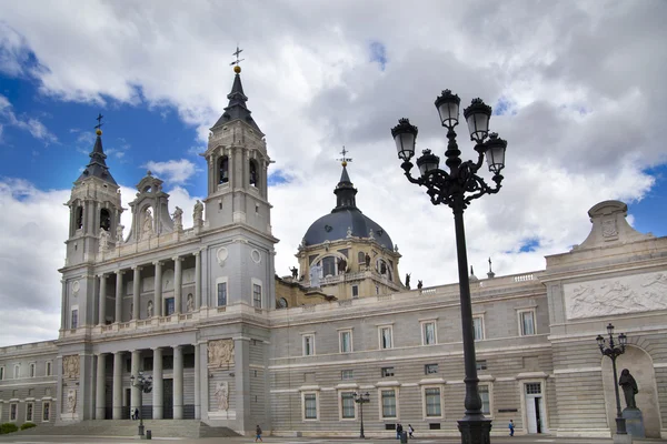 Madrid, Hiszpania - 28 maja 2014: Katedra santa maria la real de la almudena w Madrycie, Hiszpania. — Zdjęcie stockowe