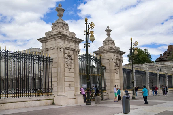 Madrid, Spanien - den 28 maj, 2014: det kungliga slottet i madrid är den officiella residenset för den spanska kungafamiljen på staden madrid — Stockfoto