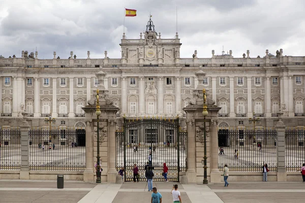 Madrid, Hiszpania - 28 maja 2014: Pałac Królewski w Madrycie jest oficjalną rezydencją rodziny królewskiej hiszpańskiego w Madrycie — Zdjęcie stockowe