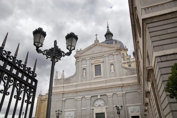 Madrid, Spanje - 28 mei 2014: kathedraal santa maria la real de la almudena in madrid, Spanje. — Stockfoto