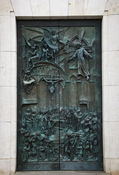 Madrid, Spanien - den 28 maj, 2014: Relief på dörren till neo-gotiskt av santa maria la real de la almudena i madrid, Spanien. — Stockfoto