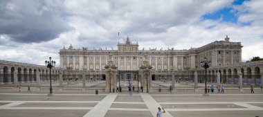 Madrid, İspanya - 28 Nisan 2014: royal palace of madrid madrid şehir adlı İspanyol Kraliyet ailesinin resmi konutu olduğunu