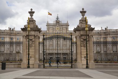 Madrid, İspanya - 28 Nisan 2014: royal palace of madrid madrid şehir adlı İspanyol Kraliyet ailesinin resmi konutu olduğunu