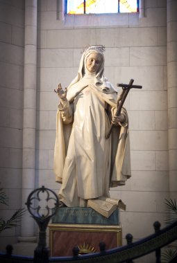 Madrid, İspanya - 28 Nisan 2014: altın sunağı, santa maria la real de la almudena Katedrali, madrid, İspanya.