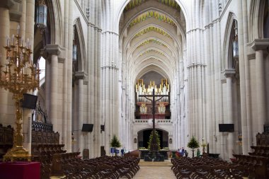 Madrid, İspanya - 28 Nisan 2014: katedral santa maria la real de la almudena Madrid, İspanya.