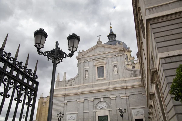 Madrid, Hiszpania - 28 maja 2014: Katedra santa maria la real de la almudena w Madrycie, Hiszpania. — Zdjęcie stockowe