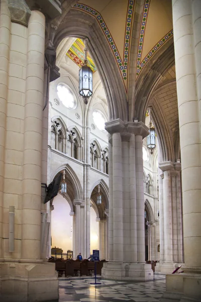 Madrid, Spanje - 28 mei 2014: kathedraal santa maria la real de la almudena in madrid, Spanje. — Stockfoto