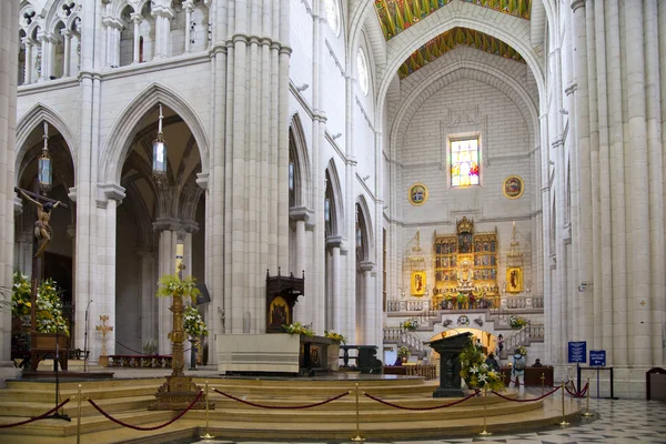 Madrid, Spanje - 28 mei 2014: kathedraal santa maria la real de la almudena in madrid, Spanje. — Stockfoto