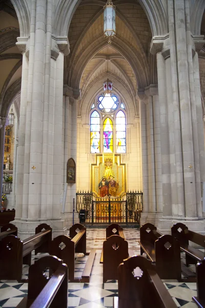 Madrid, Spanje - 28 mei 2014: kathedraal santa maria la real de la almudena in madrid, Spanje. — Stockfoto