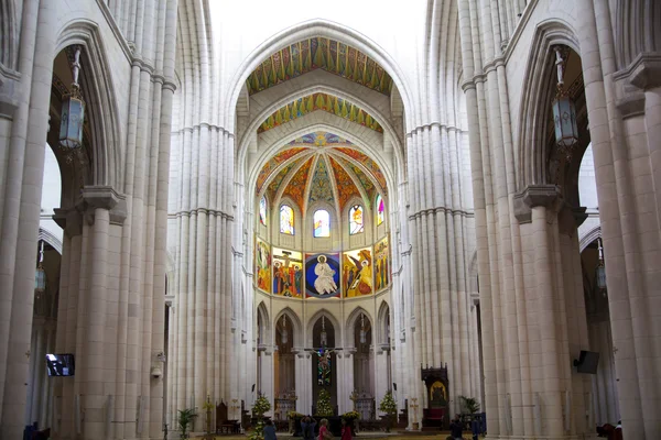 MADRID, SPAIN - MAY 28, 2014: Cathedral Santa Maria la Real de La Almudena in Madrid, Spain. — Stock Photo, Image