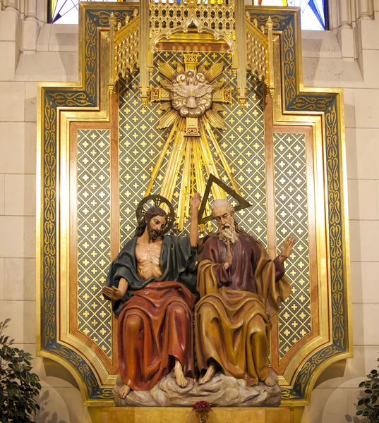 MADRID, SPAIN - MAY 28, 2014: Golden altar in Santa Maria la Real de La Almudena cathedral, Madrid, Spain. — Stock Photo, Image