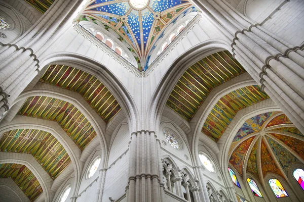 MADRID, ESPANHA - 28 de maio de 2014: Catedral de Santa Maria la Real de La Almudena em Madrid, Espanha . — Fotografia de Stock