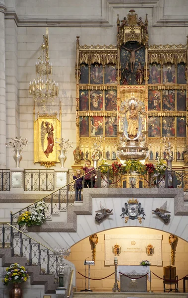 Madrid, Spanje - 28 mei 2014: gouden altaar in santa maria la real de la almudena kathedraal, madrid, Spanje. — Stockfoto