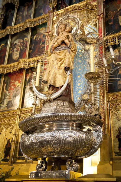 Madrid, Spanien - den 28 maj, 2014: gyllene altare i santa maria la real de la almudena katedralen, madrid, Spanien. — Stockfoto