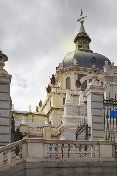 Madrid, Spanje - 28 mei 2014: kathedraal santa maria la real de la almudena in madrid, Spanje. — Stockfoto