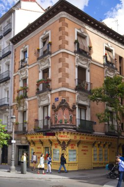 Madrid, İspanya - 28 Nisan 2014: madrid şehir merkezine, sermaye ünlü dönüm noktası