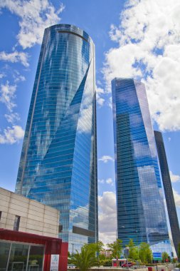Madrid, İspanya - 28 Nisan 2014: madrid city İş Merkezi, modern gökdelenler, cuatro torres 250 metre yüksekliğinde