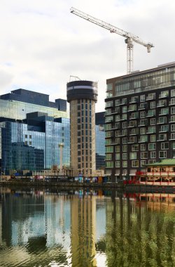 London, İngiltere - 24 Nisan 2014: Londra'nın şehrin önde gelen global finans merkezlerinden biri Vinçler ile site bina.