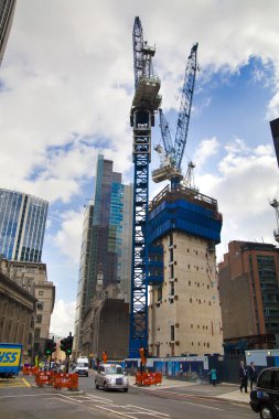London, İngiltere - 24 Nisan 2014: Londra'nın şehrin önde gelen global finans merkezlerinden biri Vinçler ile site bina.
