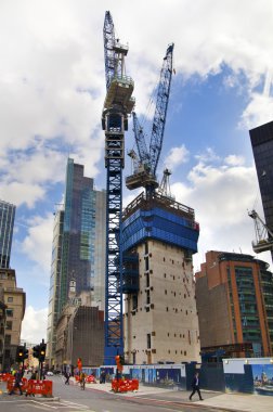 London, İngiltere - 24 Nisan 2014: Londra'nın şehrin önde gelen global finans merkezlerinden biri Vinçler ile site bina.