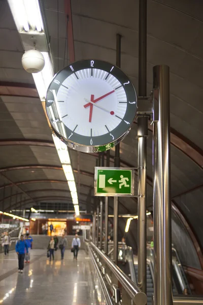 MADRID, SPAIN - MAY 28, 2014: Madrid tube station, train arriving on a platform — Stock Photo, Image