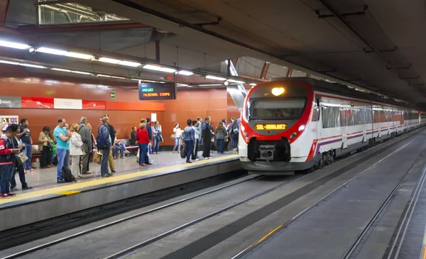 MADRID, ESPANHA - 28 de maio de 2014: Estação de metrô de Madrid, trem que chega em uma plataforma — Fotografia de Stock