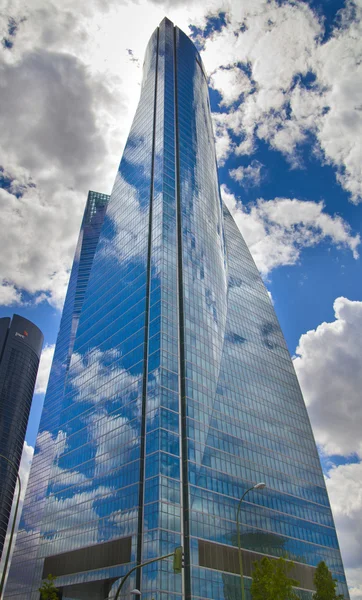 Madrid, Spanien - den 28 maj, 2014: business madrid centrum, moderna skyskrapor, cuatro torres 250 meter hög — Stockfoto