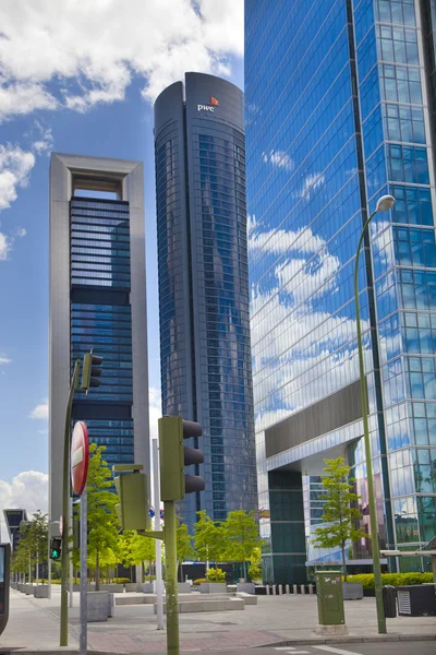 MADRID, ESPANHA - 28 de maio de 2014: Centro de negócios da cidade de Madrid, arranha-céus modernos, Cuatro Torres 250 metros de altura — Fotografia de Stock