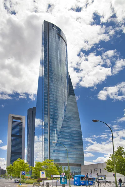 MADRID, ESPANHA - 28 de maio de 2014: Centro de negócios da cidade de Madrid, arranha-céus modernos, Cuatro Torres 250 metros de altura — Fotografia de Stock