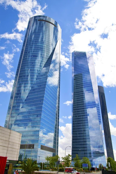 Madrid, Španělsko - 28 května 2014: madrid obchodní centra, moderní mrakodrapy, cuatro torres 250 metrů vysoké — Stock fotografie