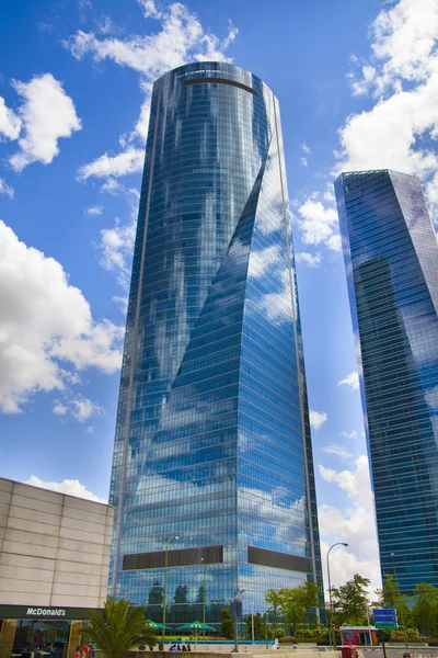 MADRID, ESPAÑA - 28 DE MAYO DE 2014: Centro de negocios de Madrid, rascacielos modernos, Cuatro Torres 250 metros de altura —  Fotos de Stock