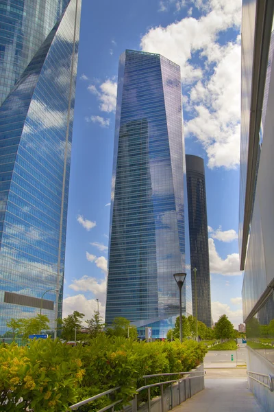 Madrid, Spanje - 28 mei 2014: madrid stad business-centrum, moderne wolkenkrabbers, cuatro torres 250 meter hoog — Stockfoto