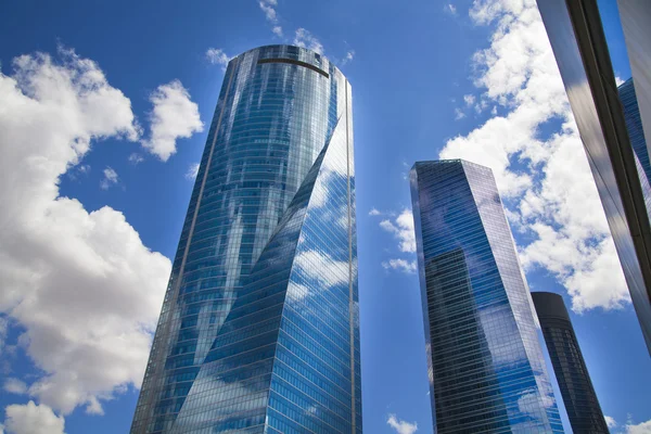 Madrid, Spanien - den 28 maj, 2014: business madrid centrum, moderna skyskrapor, cuatro torres 250 meter hög — Stockfoto