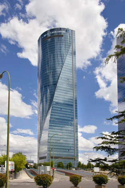 MADRID, ESPANHA - 28 de maio de 2014: Centro de negócios da cidade de Madrid, arranha-céus modernos, Cuatro Torres 250 metros de altura — Fotografia de Stock