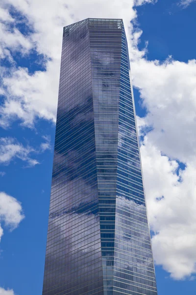 MADRID, ESPANHA - 28 de maio de 2014: Centro de negócios da cidade de Madrid, arranha-céus modernos, Cuatro Torres 250 metros de altura — Fotografia de Stock