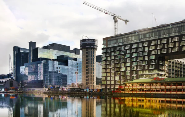 ロンドン、イギリス - 2014 年 4 月 24 日： クレーン、シティのグローバル ・ ファイナンスの主要なセンターの一つでサイトを構築. — ストック写真