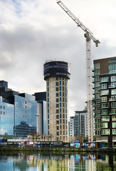 LONDRES, Reino Unido - 24 de abril de 2014: Construcción de grúas en la ciudad de Londres, uno de los principales centros de financiación mundial . — Foto de Stock