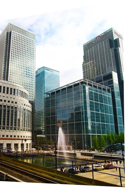 LONDRA, Regno Unito - 24 APRILE 2014: L'architettura moderna di Canary Wharf il centro leader della finanza globale — Foto Stock