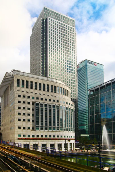 LONDON, UK - APRIL 24, 2014: Modern architecture of Canary Wharf the leading centre of global finance — Stock Photo, Image